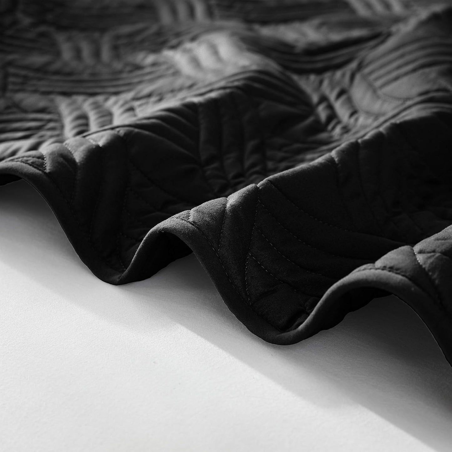 King Size Quilt Bedding Set, Soft Black Quilt King Size with 2 Pillow Shams, Lightweight Bedspread Coverlet Wave Pattern, Quilted Comforter Bed Cover for All Seasons